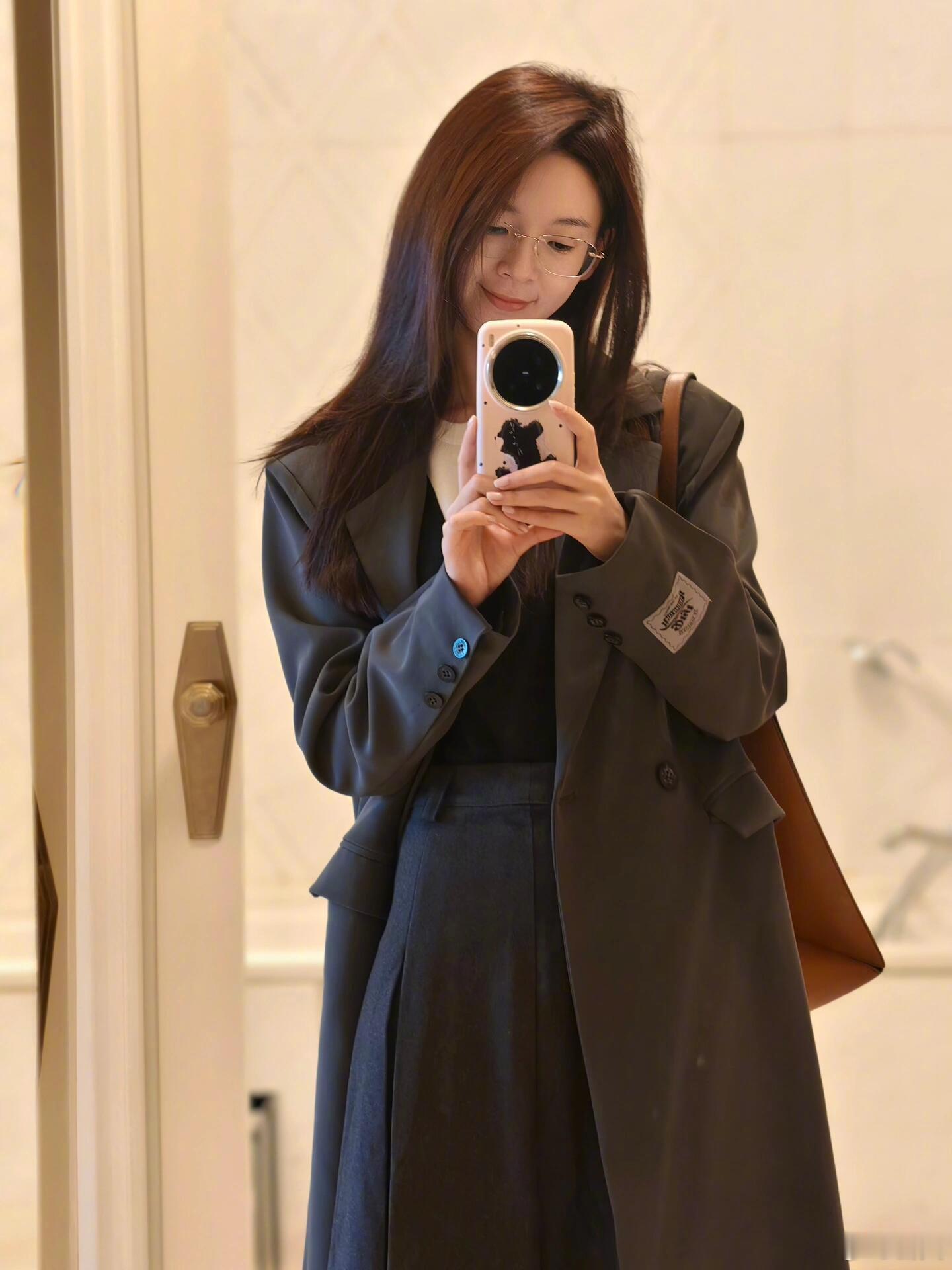 #陈瑶金丝眼镜梦回玫瑰的故事# 谁懂陈瑶戴金丝眼镜的含金量啊 ​​​