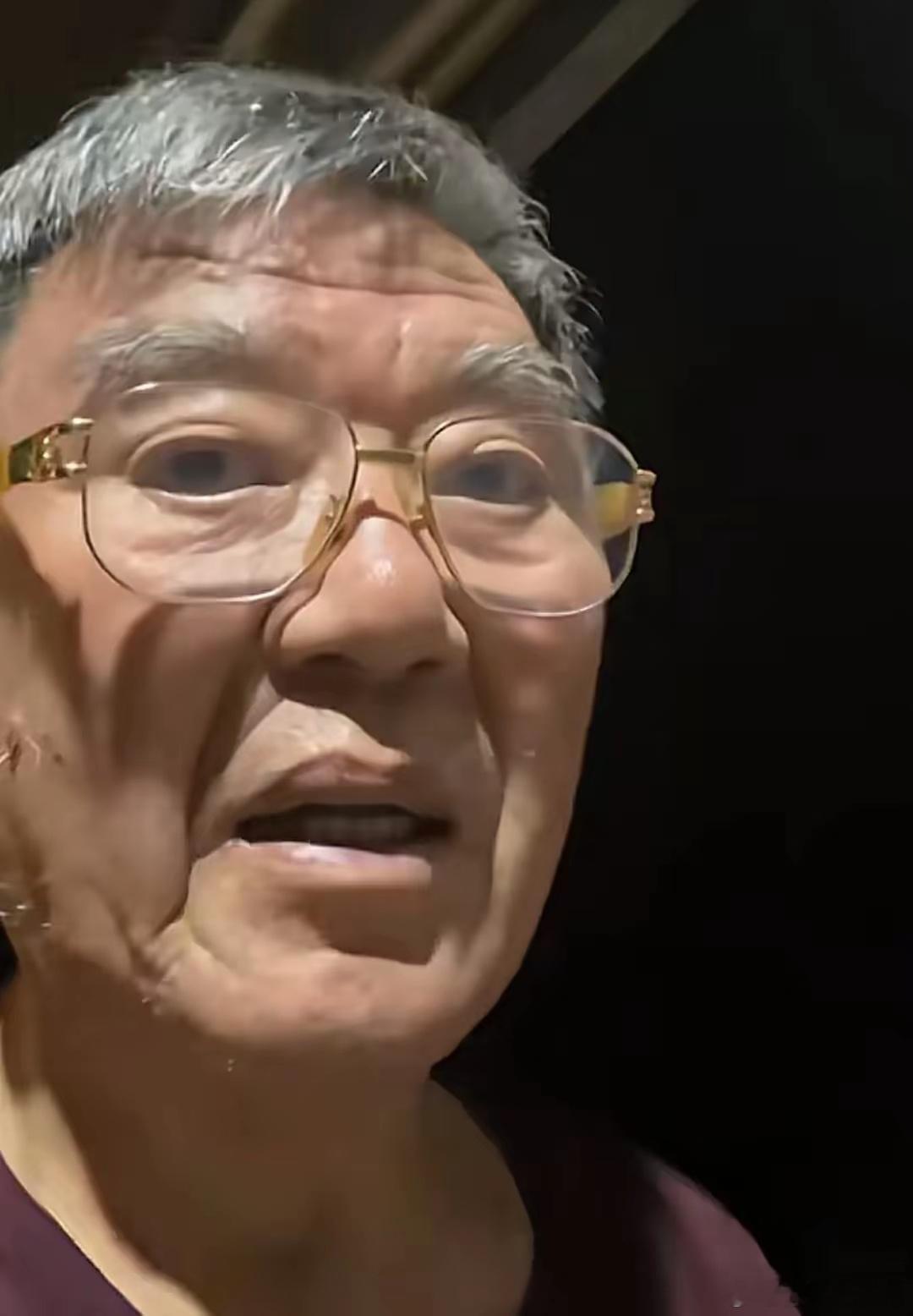 73岁李立群和疑银环蛇近距离唠嗑，让蛇住自家院里，网友都说胆真大，记得小的时候，