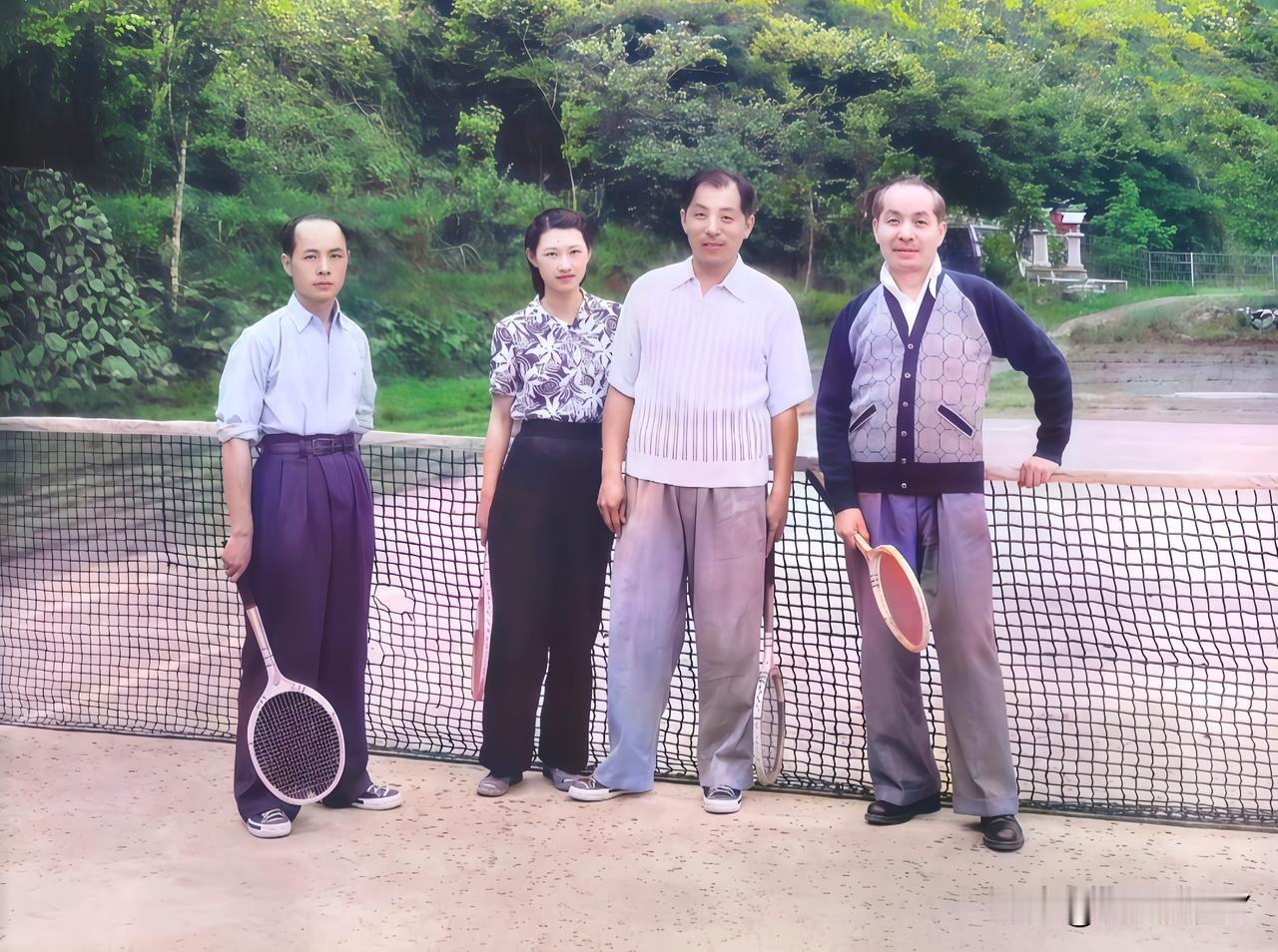 一九四七年五月，在台湾幽禁期间的张学良、赵一荻陪前来探望的挚友莫德惠在自己住处下