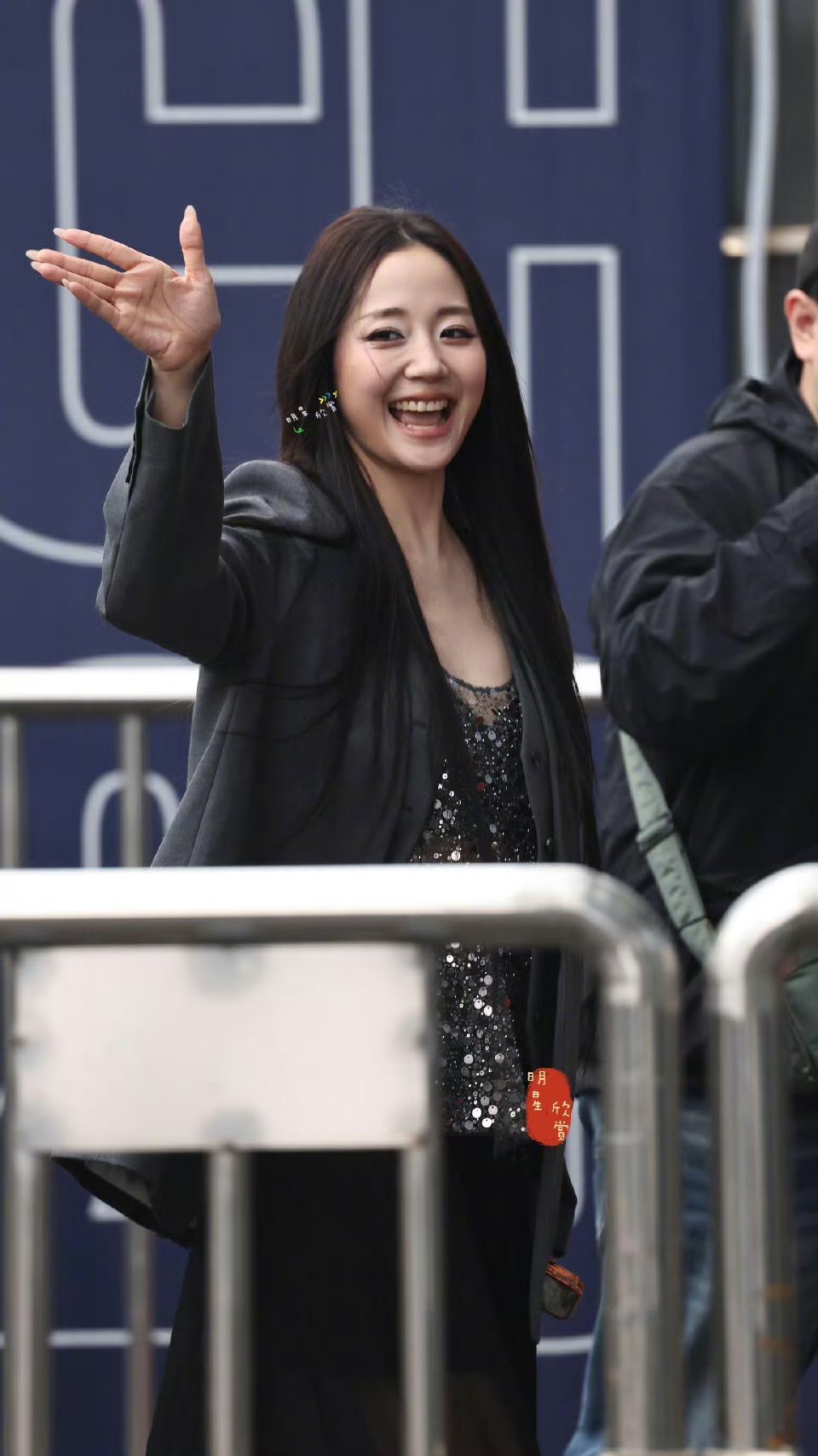 万千惠浪姐上班路透双向奔赴才最动人，万千惠珍惜粉丝等候心意，浪姐上班备好零食暖心