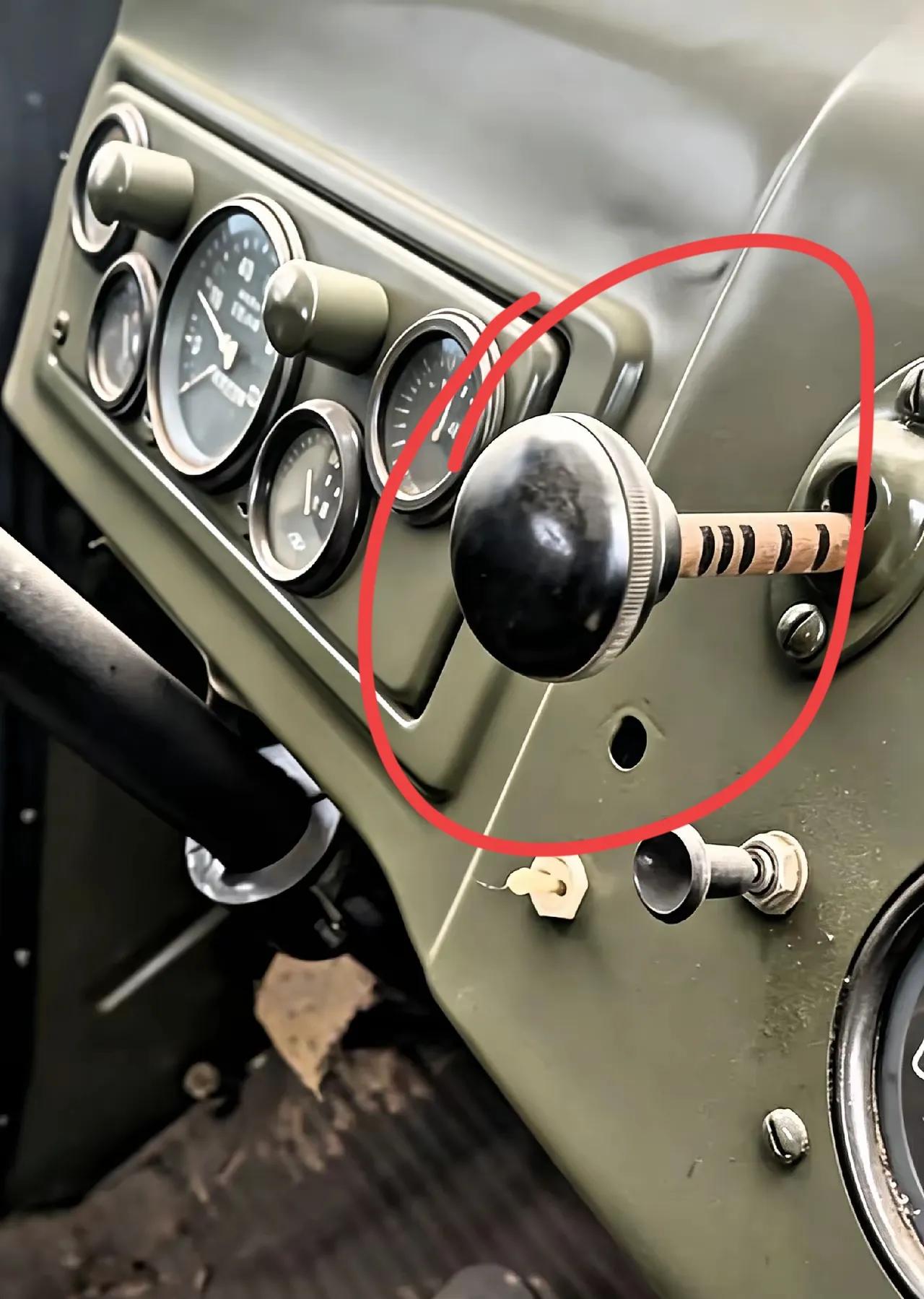 老前辈们帮看看，这辆老车上面这个杆子是干嘛用的，愣是看了半天没看懂！挺好奇的！你