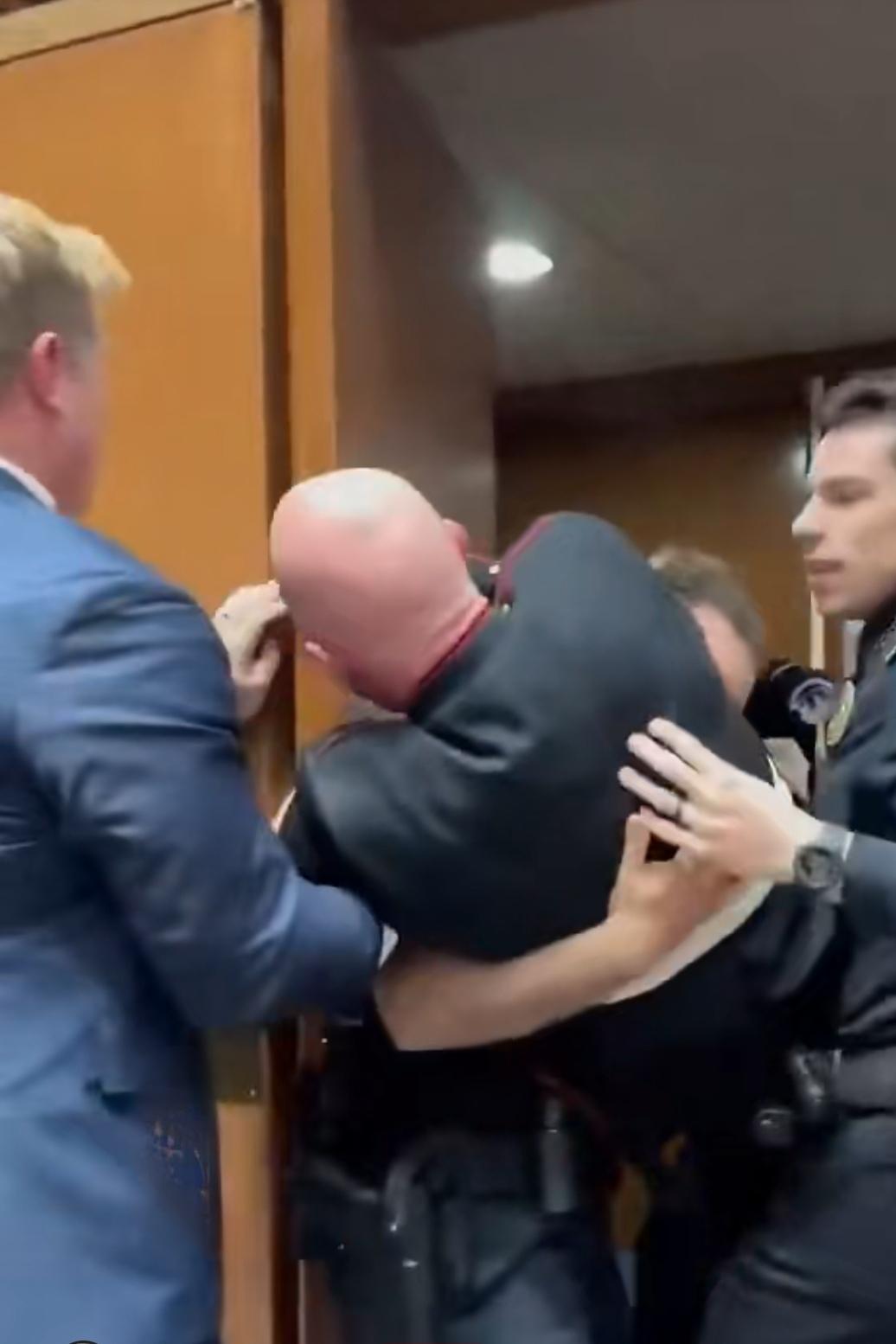 听证会爆烈一幕：美军老兵喊出“不为以色列而战”，手臂被掰断的背后是民心崩塌
 