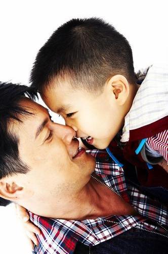 当年吕良伟和他儿子温馨一瞬间，他儿子长得虽然不像他，但肉乎乎的又萌气场又足，好喜