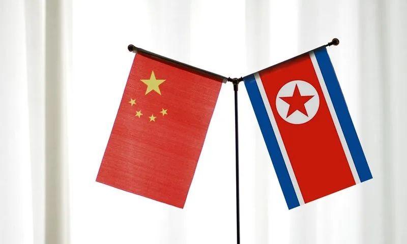 《中朝友好合作互助条约》灵魂条款：第二条写得很直白。两家中任何一方被人打，另一方