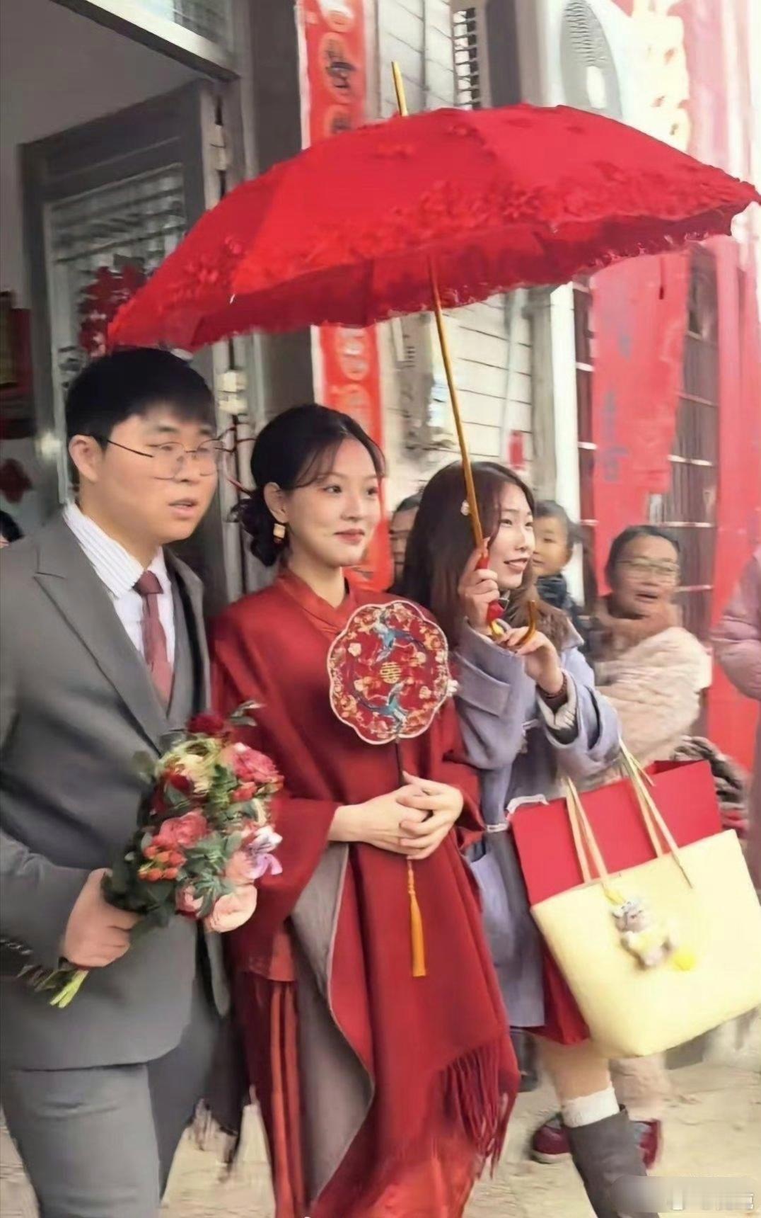 新娘这么高兴，是有原因的。