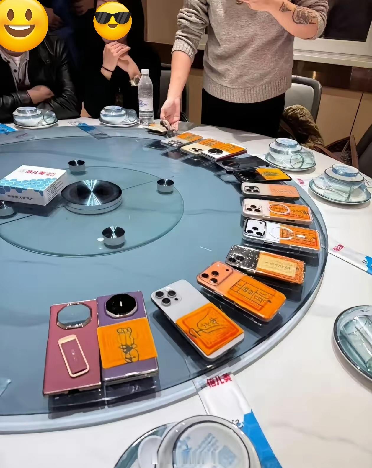 老板们聚餐展示自己用的手机，怎么手机壳里都喜欢带张符 ​​​