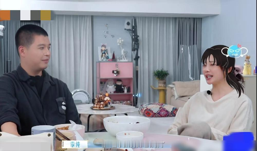 李纯妈妈拒绝使用名牌，不是舍不得，是担心成为负担。
年轻时乘坐长途火车，奠定了