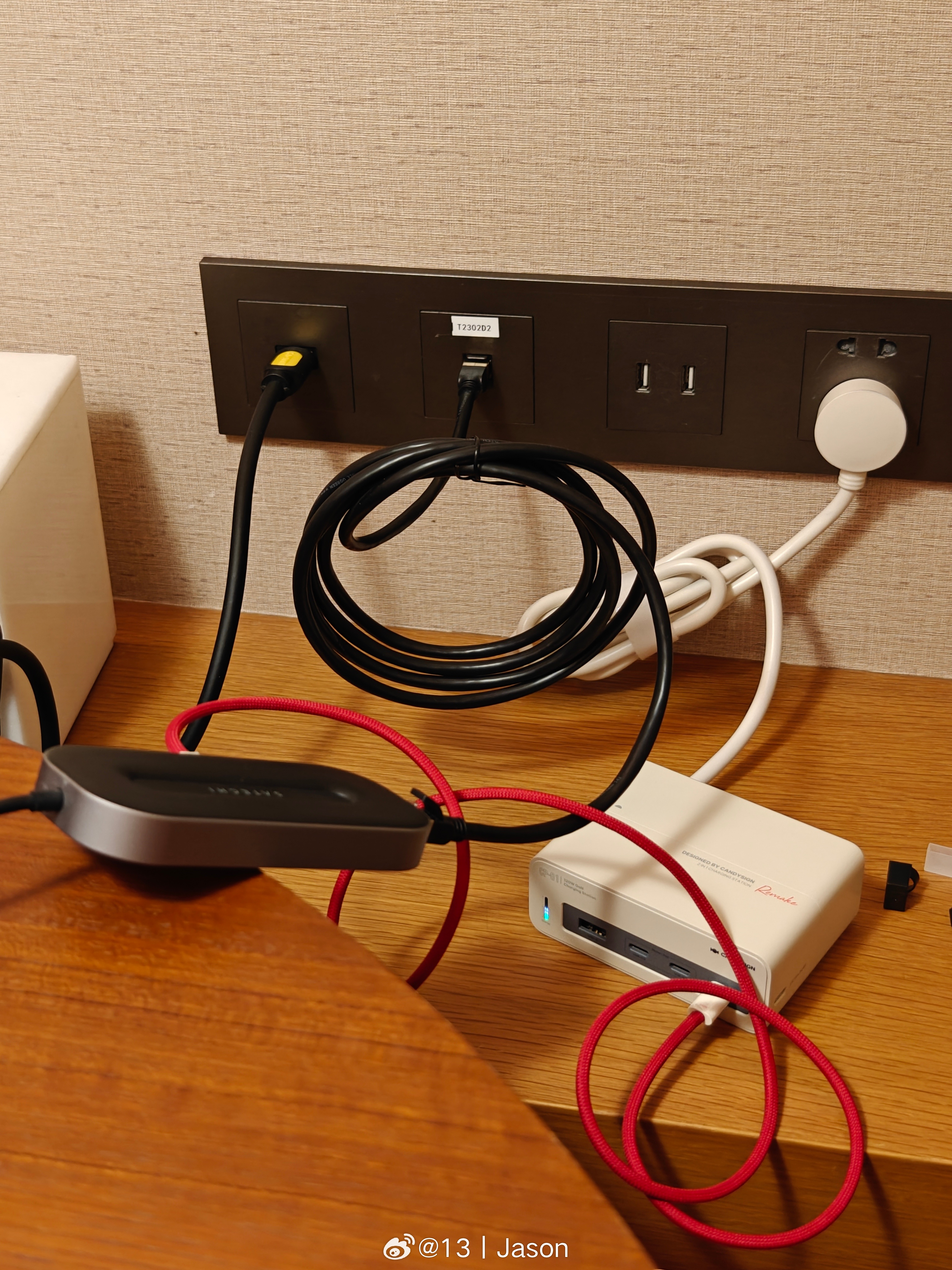 #差旅中的思考# 喜欢这家酒店的插座和接口配置。房间内插座位置的布局相当合理，而