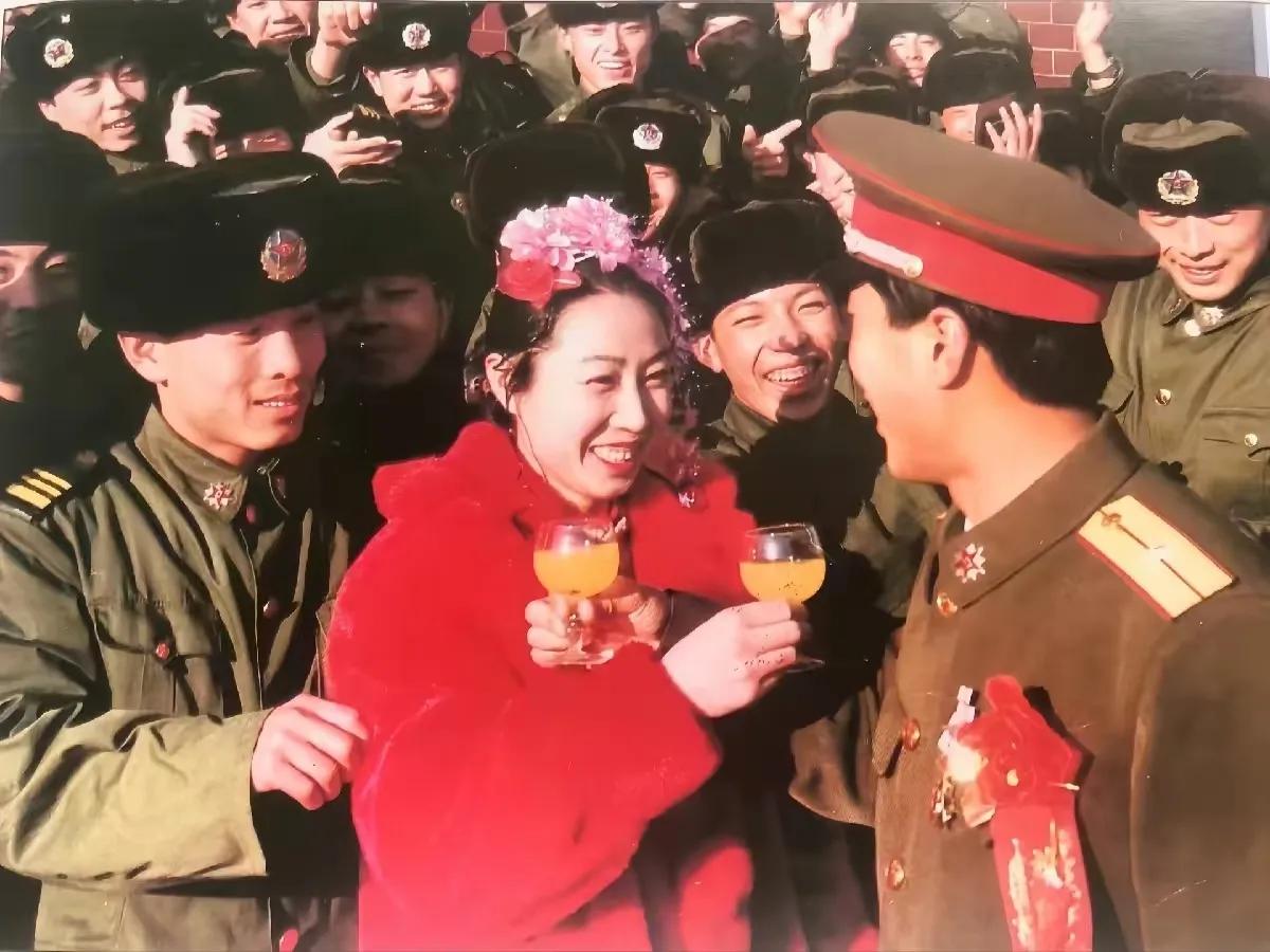 照片讲述的是：那年冬季，排长的婚礼简单却也浪漫。在战友的簇拥下，一对新人非常幸福