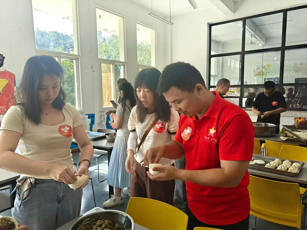 8月30日上午，希望军转团志愿者走进白鹿原儿童村，开展关爱留守儿童慰问活动。志愿