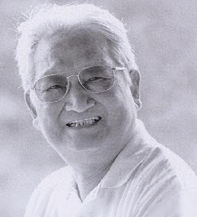 他是吴石与中共之间的联络人，一生荣誉满身，后当上部长。

有的人不在课本里，不上