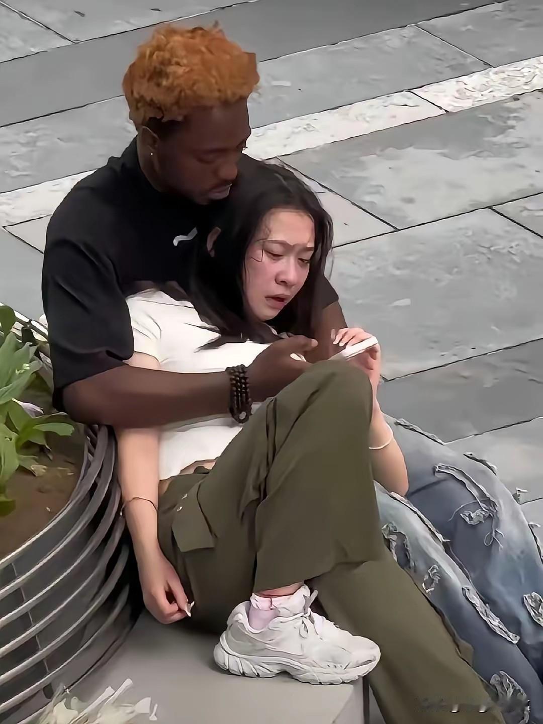 不同国家、种族的婚恋选择本是个人自由，但看到图里女孩满脸憔悴、神情麻木，整个人失