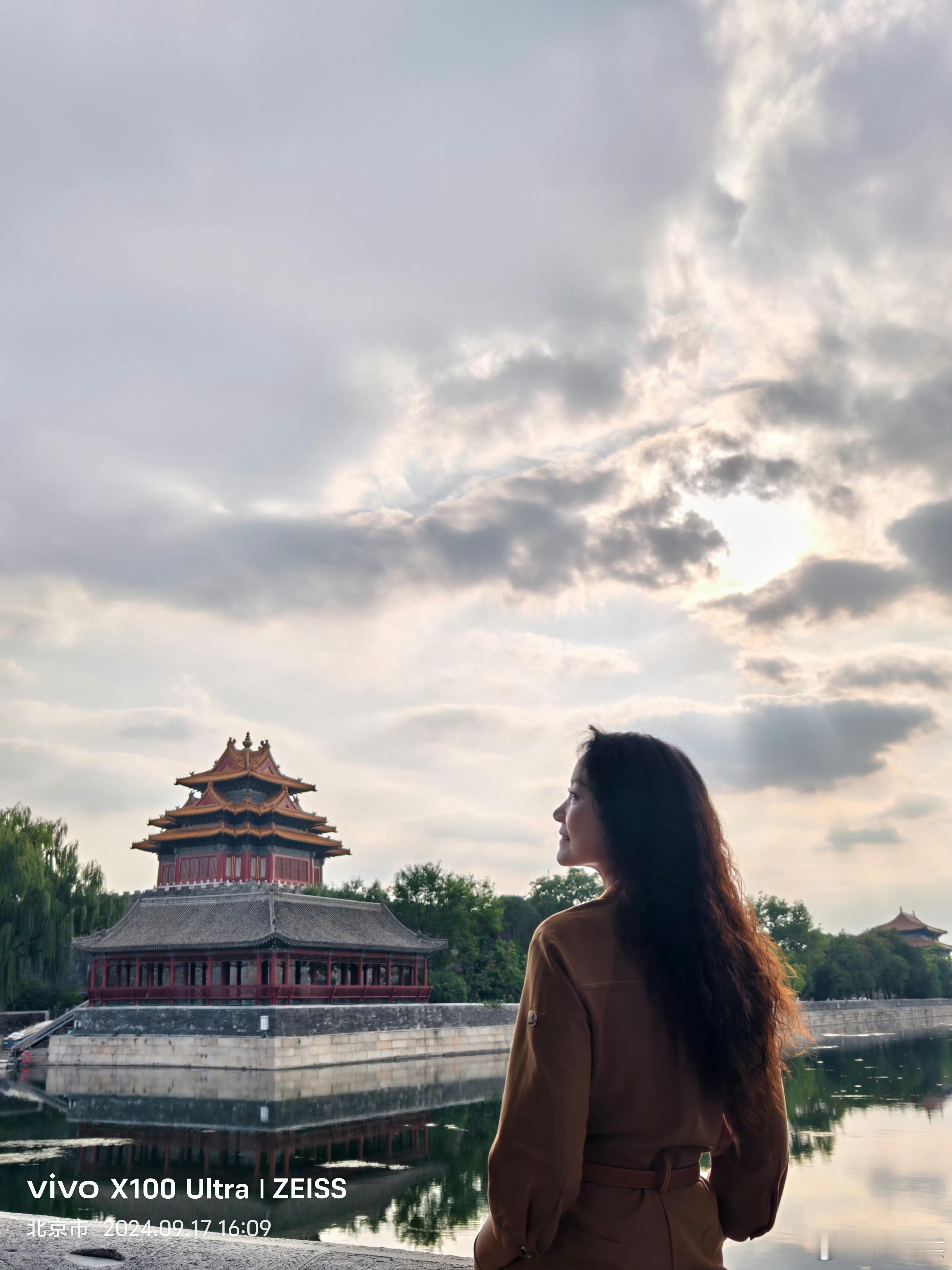 北京的黄昏Citywalk，首站可直抵角楼东北角，古韵悠悠中，红墙金瓦与天边晚霞