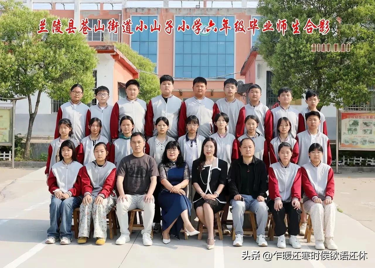 现在的县城小学毕业班有几个特点：一是学生人数很少，一个班级只有20人左右。比高峰