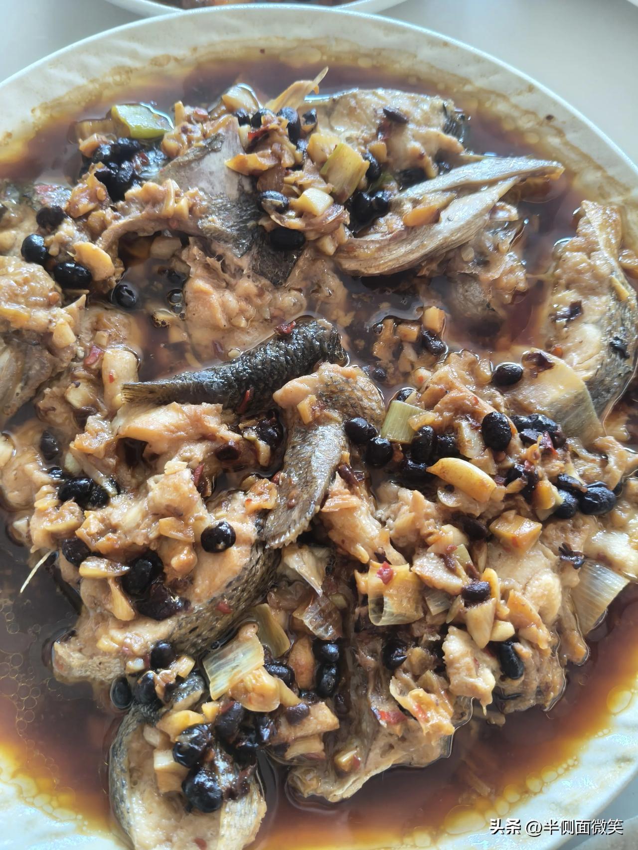 这鱼的味道简单是太纯了吧？肉的丝滑已经胜过口感了，下边放一层金针菇，咬下的感觉特