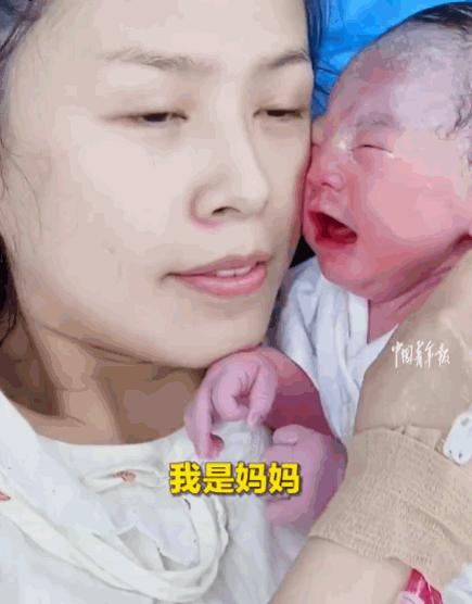 破防瞬间！新生儿落地啼哭，全家哄不好，妈妈一声低唤0.3秒瞬间安静：这就是母子连
