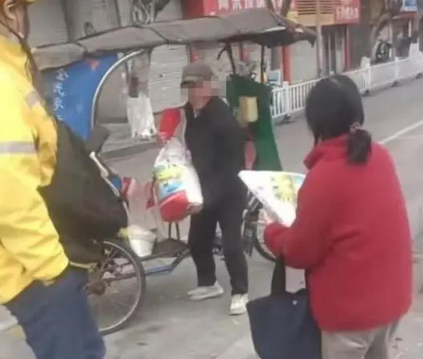 “老人河边放生大米”事件深度解读：我们该如何正确理解“放生”？

近日，浙江温州