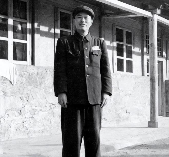 79年邓华刚被平反不久，有人提议让他挂帅出征越南，他是何态度？
“我这把老骨头还