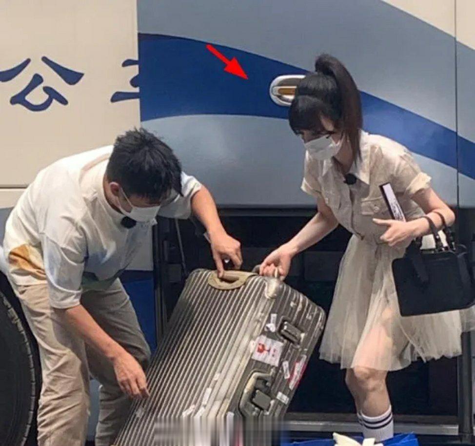 想不到，她真人居然这么娇小，看电视的时候，还以为是丰腴微胖型。 ​​​