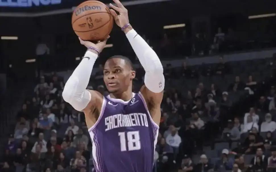 今晚杀死火箭的不是天赋，是500次重复。
 
最后一攻，申京在三分线外合球，国王