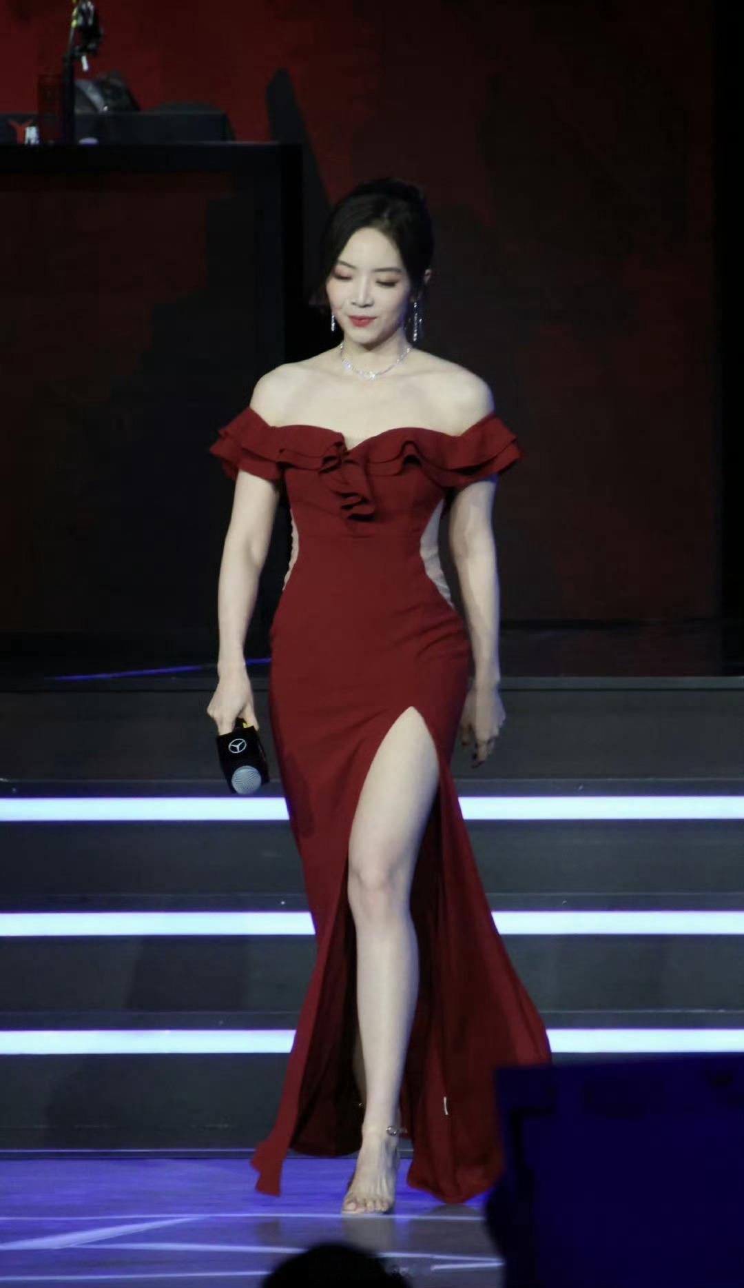 余霜阿姨高开叉红裙好有韵味啊 