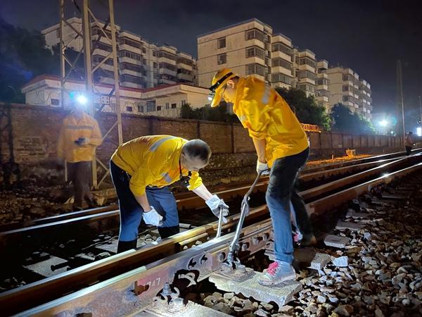 长期熬夜倒班的铁路一线岗位，应当给予提前退休的通道，大家认为如何？
 
早些年机
