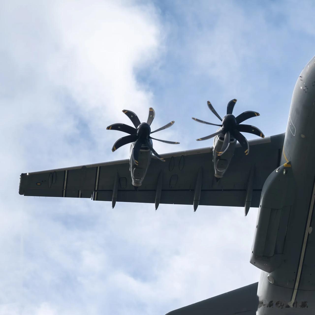 空客A400M军用运输机，载重37吨，航程4500-8900公里，性能先进，再就