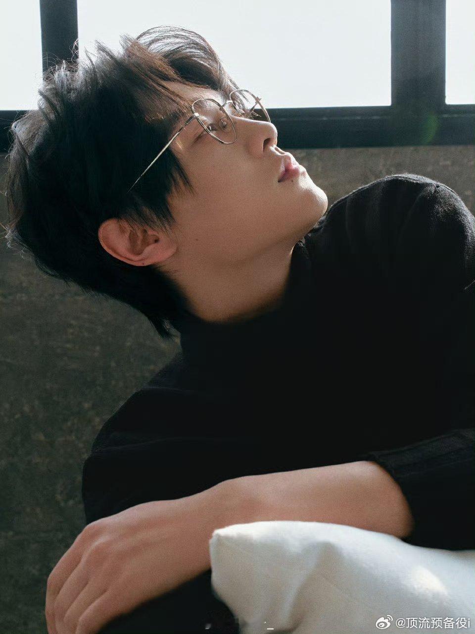 田栩宁腊八节金丝眼镜营业照，帅到你了吗