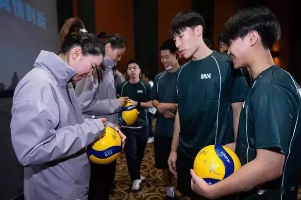 5月24日下午，中国女排派出部分队员参加澳门银河娱乐集团组织的“中国女排与澳门青