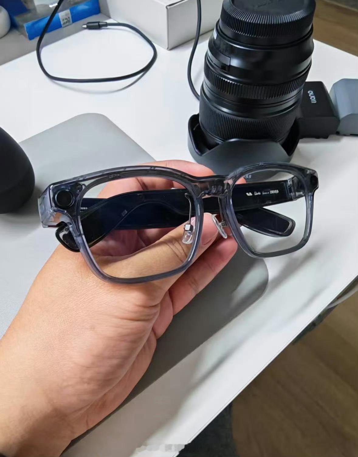 理想的AI眼镜外观泄露了。款式挺漂亮的，看上去这种半透明的质地比黑塑料要轻盈一些