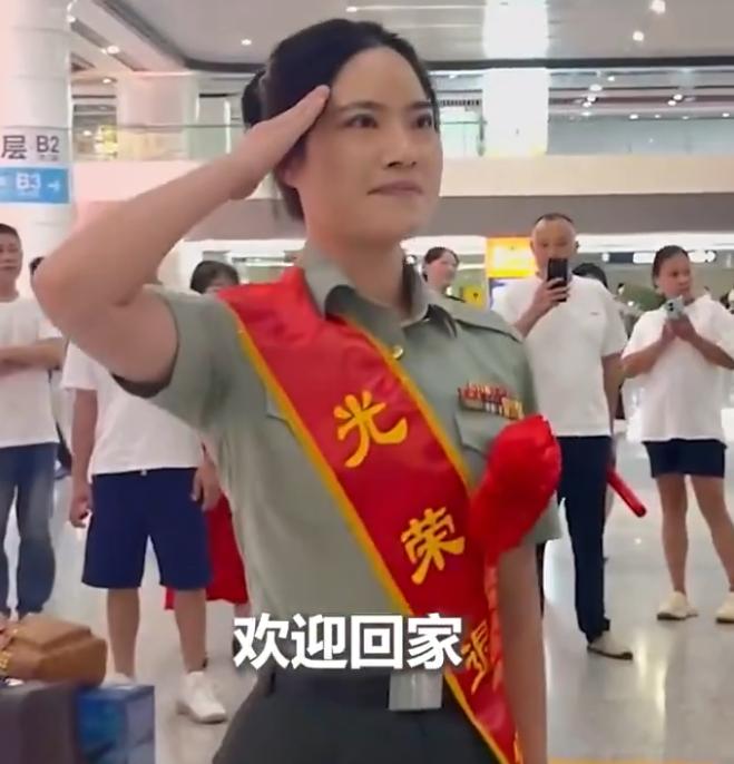 9月1日，重庆，一女子从军12年光荣退役回家，没想到，刚出站就看到退役10年哥哥