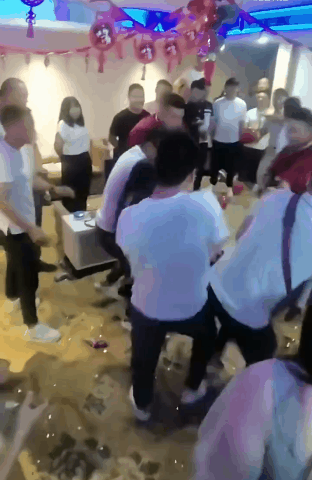 参加个婚礼，伴娘差点散架了！

咱就说但凡有人踩到个东西没站稳失手了 这女的轻则