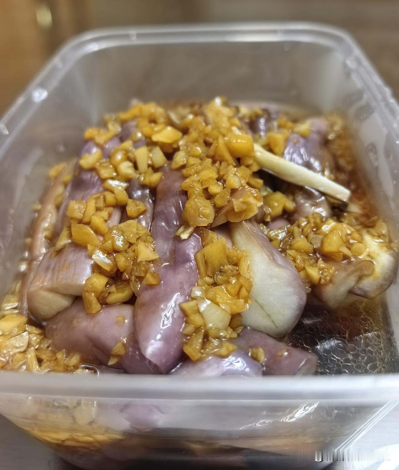 今天又给婆婆做了蒸茄子。
上个星期做过一回，两个长茄子，老太太吃得赞不绝口，还意