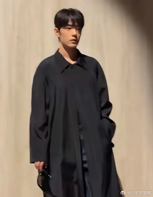 肖战cucci大秀近照来了，黑色风衣搭配牛仔裤，整个人又高又帅，这个造型非常乖巧