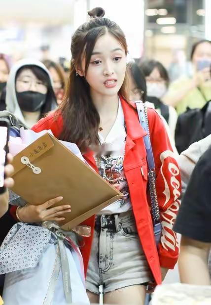今日凌晨，前火箭少女成员吴宣仪在社交平台发布一篇题为《被数据绑架的提线木偶》的长