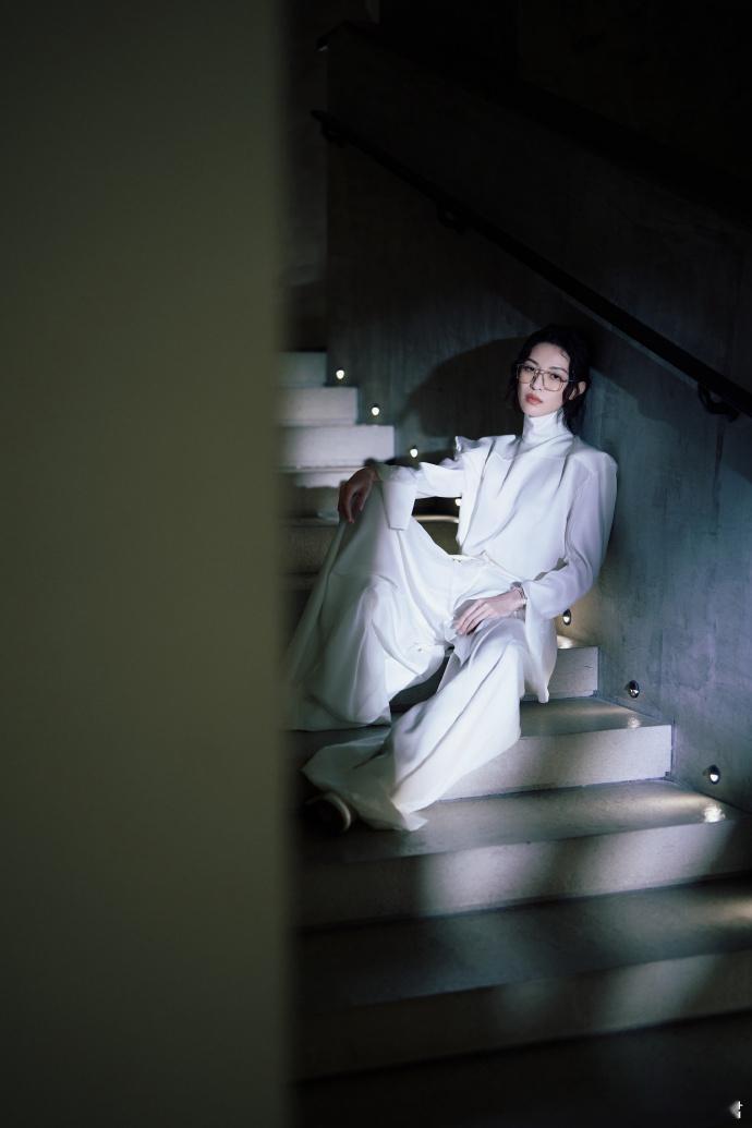 钟楚曦陈伟霆舔手蛋糕吻 这不只是舔手指，更是一种无声的博弈。两人心中默契十足，却