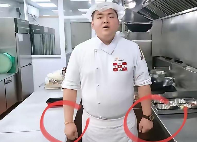 西贝，用实际行动打了自己的脸！
就看看这厨师还带着手表和金首饰，帽子连耳朵都没盖
