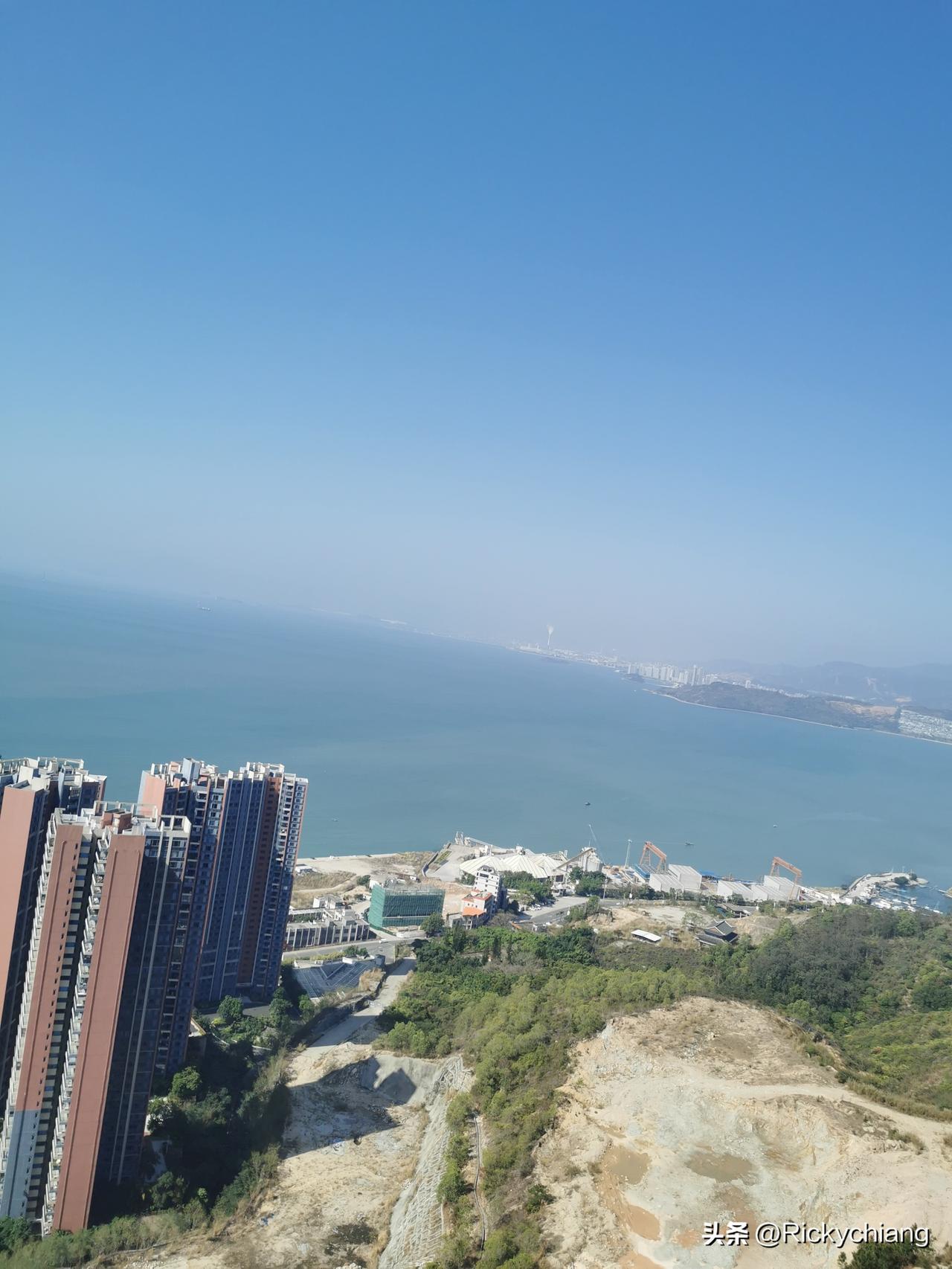 快乐很简单，陪同老人家不用跑很远，就看到了无敌海景。真正的海景，270℃无死角。