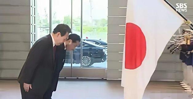 特朗普真的是老江湖！李在明、朔尔茨上当，特朗普溜溜达达轻松化解。向日本国旗鞠躬是