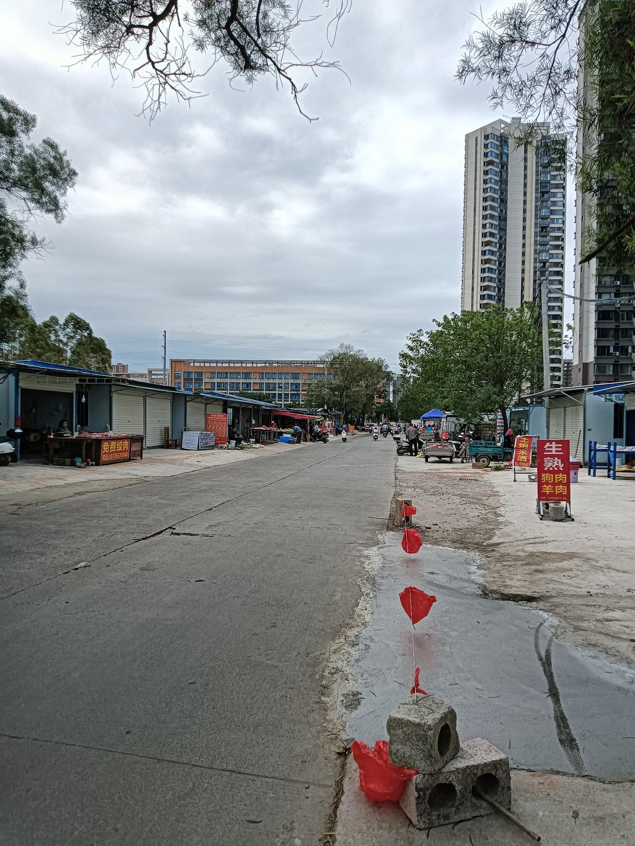 下午经过贵港市港北区绵村，早听讲这里位于城乡结合部。这里感觉象一条村街规模，进村