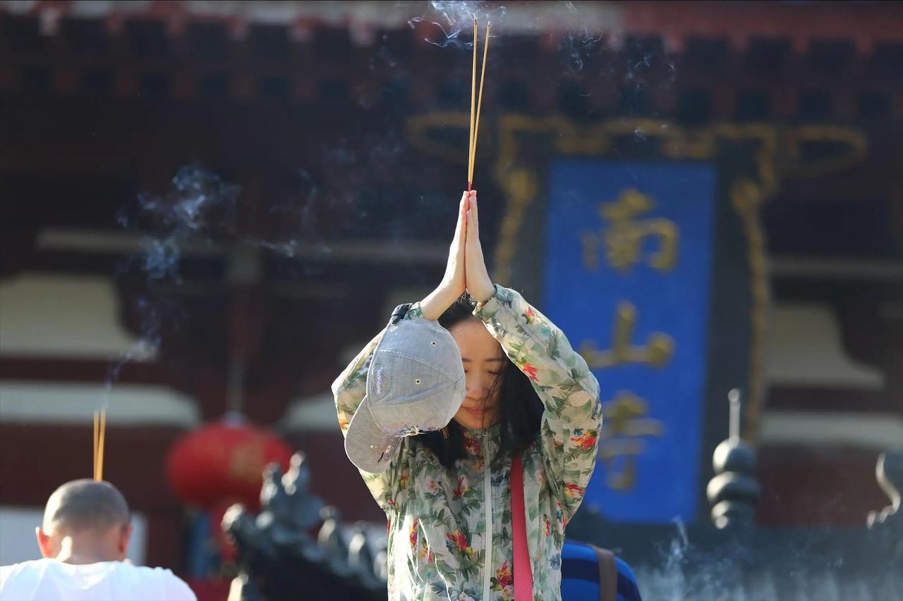 今天我真的想烧点纸钱，或者给哪位神灵磕几个头。
值完班后去拉单位的栅栏门，谁知道