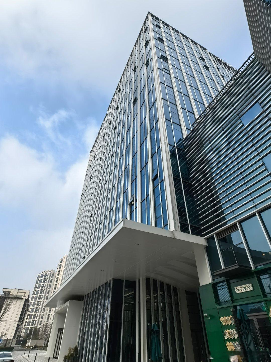 现在办公楼租金很有诱惑力啊，有换办公室的冲动[二哈] ​​​