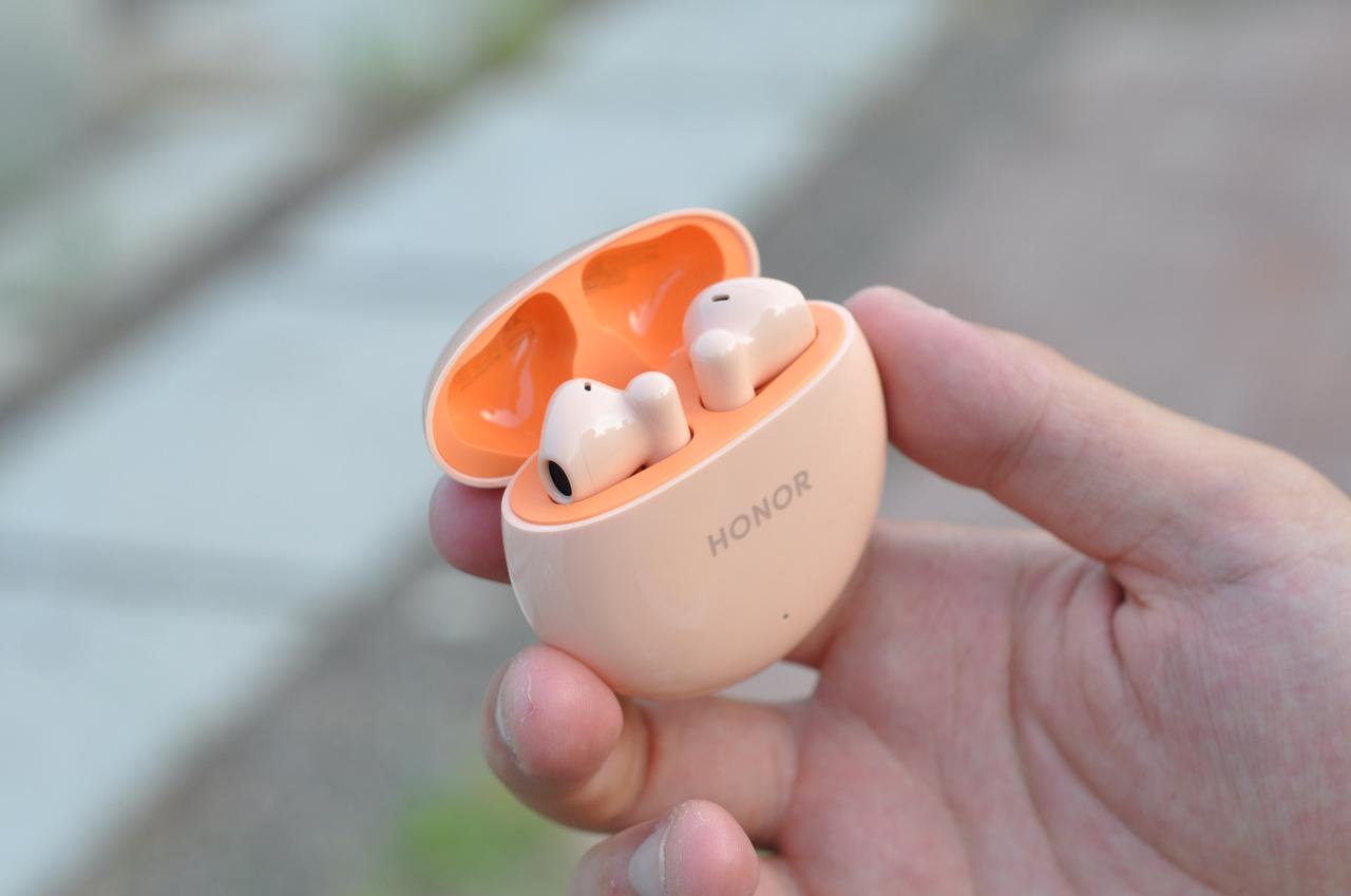 珊瑚粉配色的荣耀Earbuds X5是真的好看！

椭圆形的充电仓带来圆润的手感