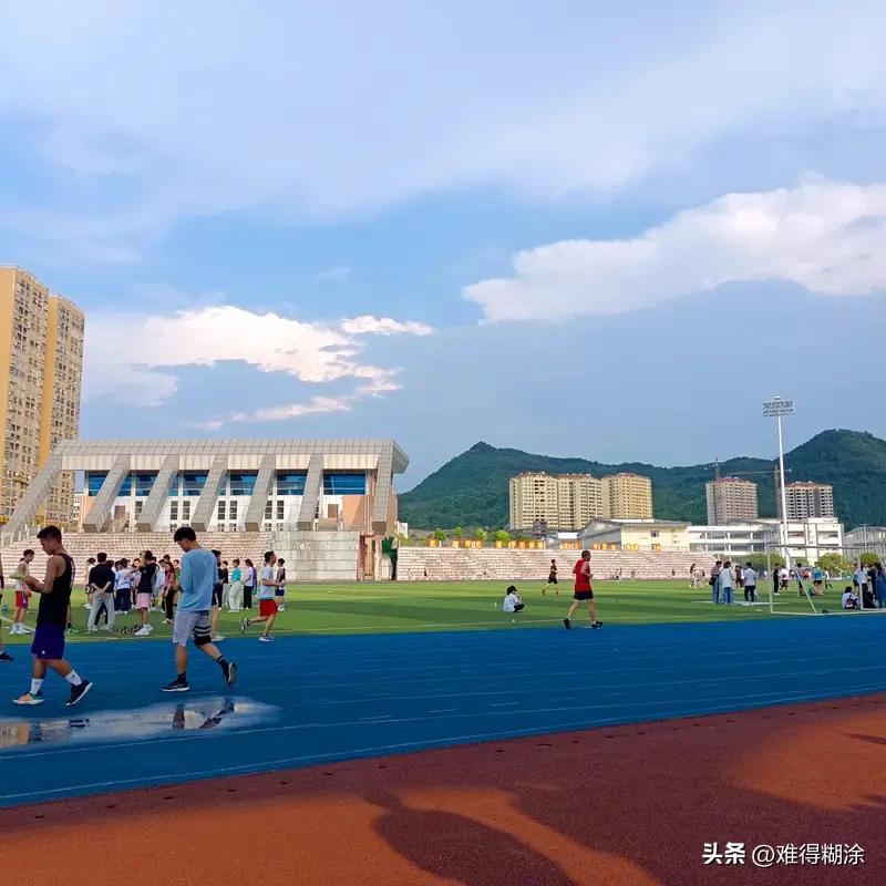 工作赚钱和身体健康哪个重要？这问题就像先有鸡还是先有蛋。现在很多人拼命工作，熬夜