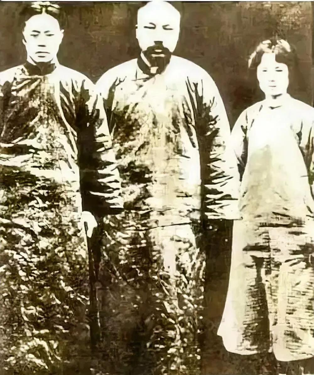 1927年4月28日，北京西交民巷出奇的阴冷，马路空无一人。

这天的风裹着沙尘