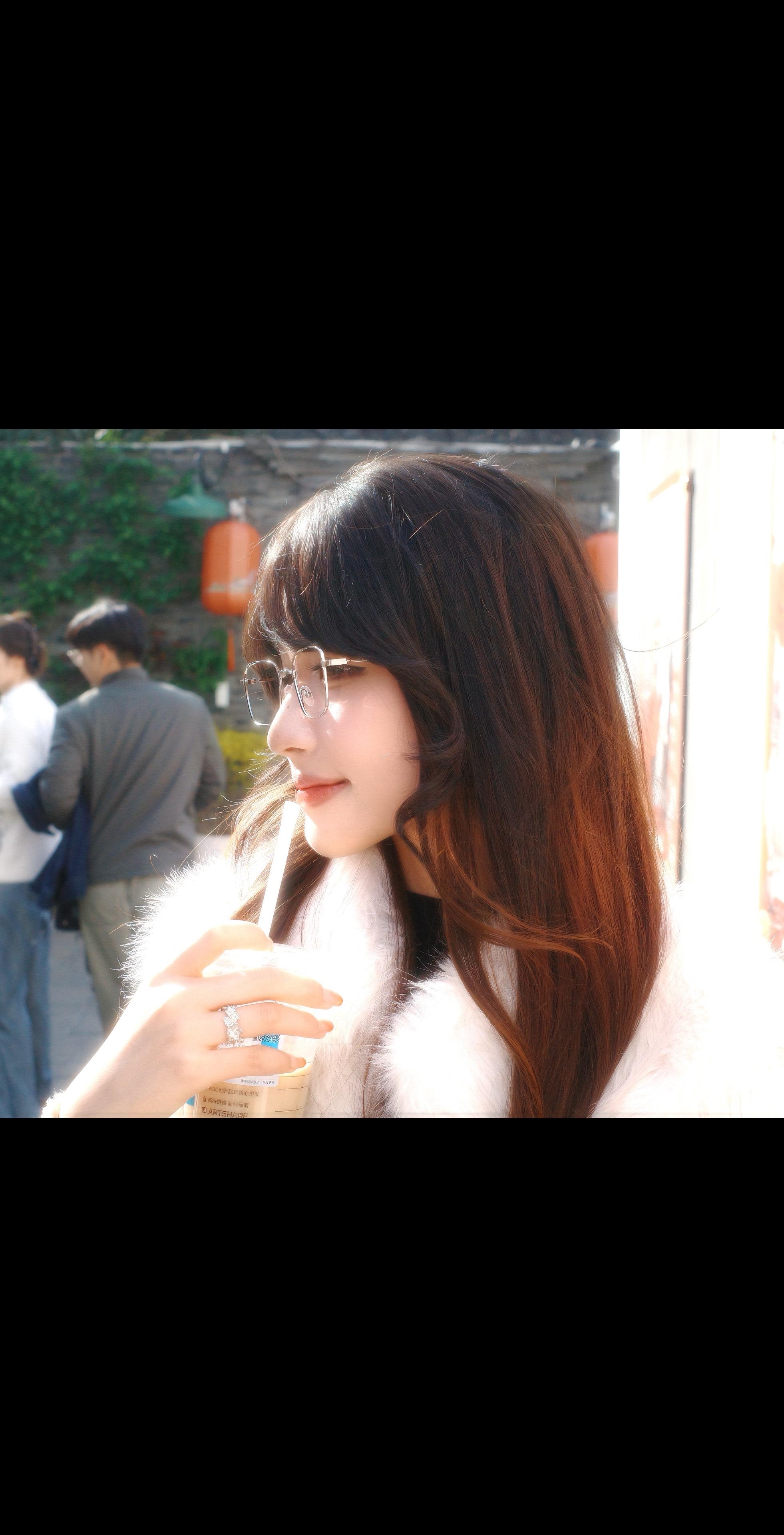 我在日记的开头落笔写下天气阴 但手机突然弹出你发的信息 于是我下笔天气晴