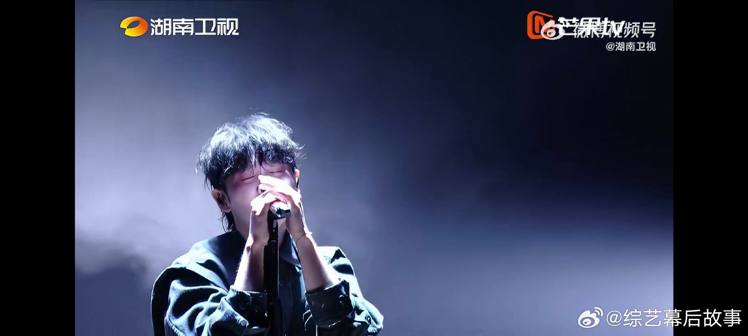 歌手直播尤长靖三月破碎感缓缓响起的旋律，一下子就把人带进了那段带着遗憾的故事里。
