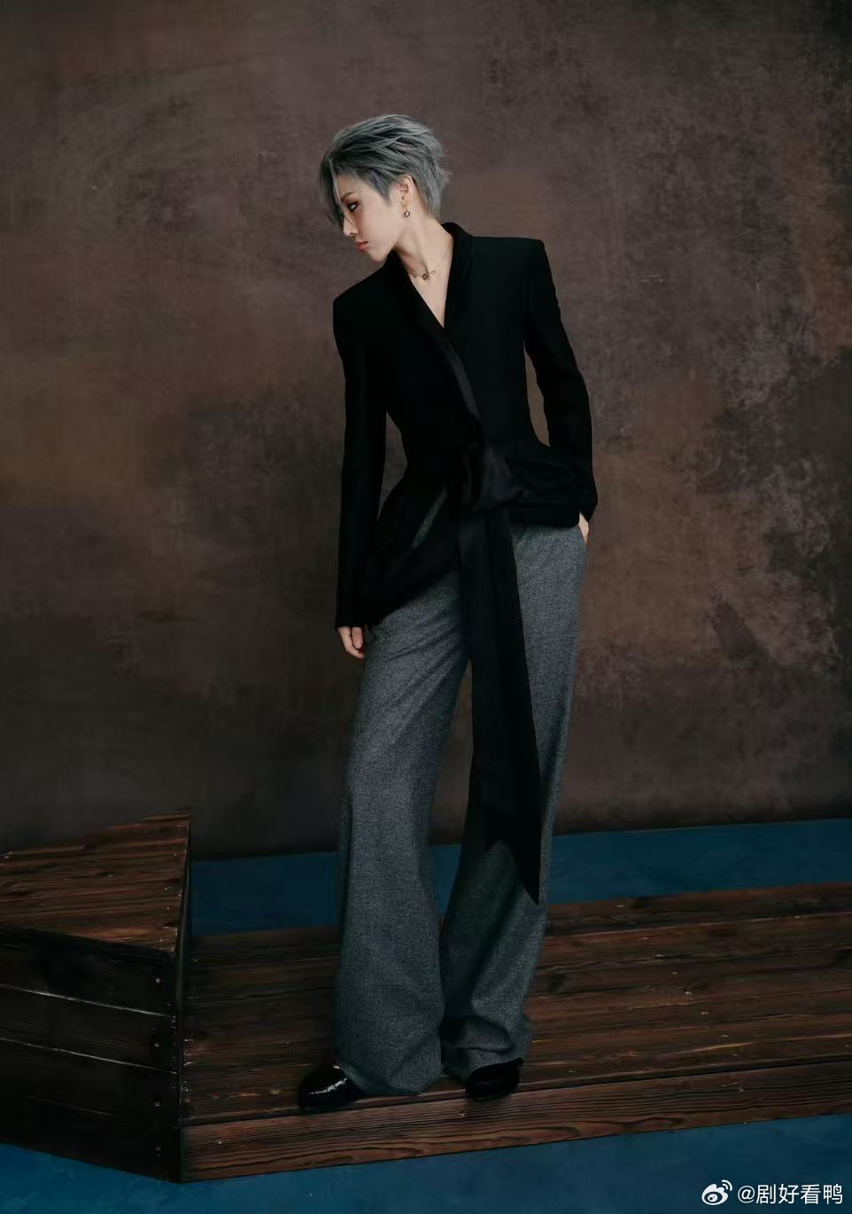 刘雨昕复古宽檐帽 刘雨昕这身微博之夜造型很有摩登感，没有刻意堆砌元素，却能展现出