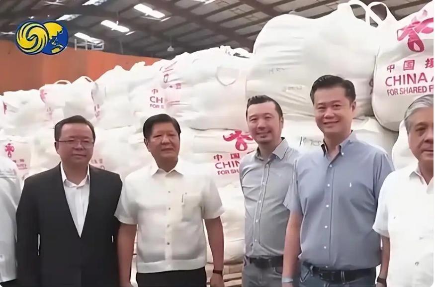 菲律宾再次要求中国支援其粮食和化肥。
作者真是想不明白，智囊们都些什么人，会让菲