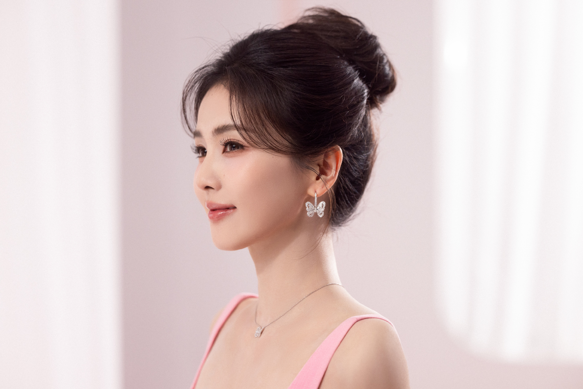 白鹿方六连辟谣白鹿芭妮兰全球品牌代言人 真好看。 